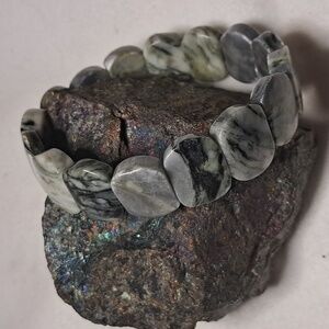 Kiwi Jasper stretchy bracelet